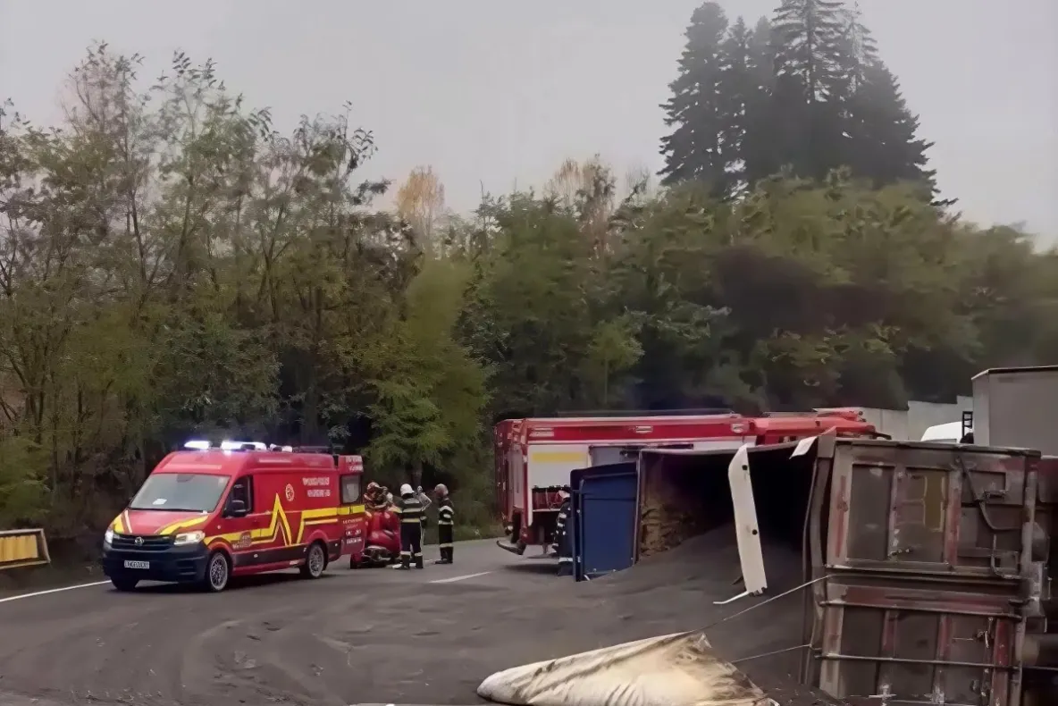 Accident grav pe DN 17, în Suceava! Un TIR încărcat cu semințe de floarea-soarelui s-a răsturnat