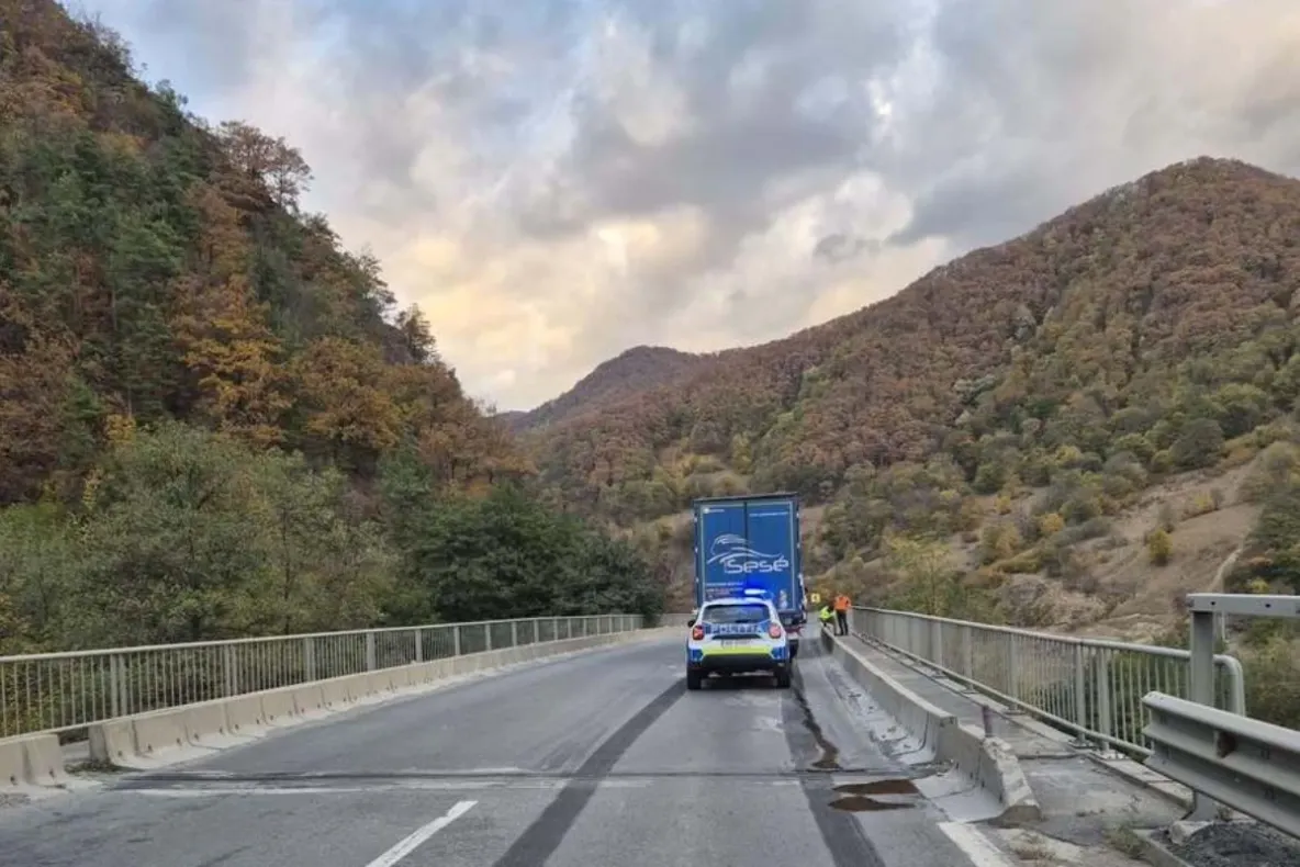 Trafic restricționat pe Valea Oltului, după un accident pe DN 7. Un TIR a lovit parapetul unui viaduct și a rămas blocat pe șosea