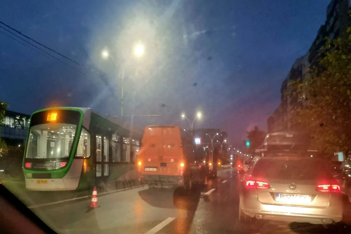 Un tramvai Imperio a deraiat în zona Plaza România. Linia 25 a fost blocată pe sensul spre AFI Cotroceni