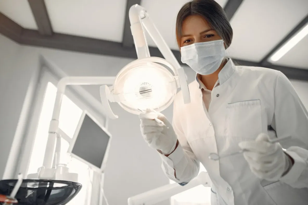Ai nevoie de un tratament dentar complex? Ce investigații și specialități ar trebui să găsești în aceeași clinică