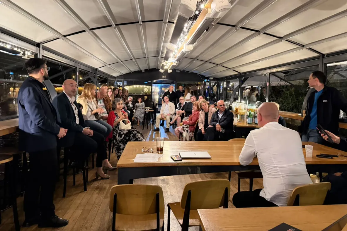 Întrunire de lux la USR, pe un vas restaurant privat pe Sena. Nota pentru o astfel de seară poate trece de 6.000 de euro