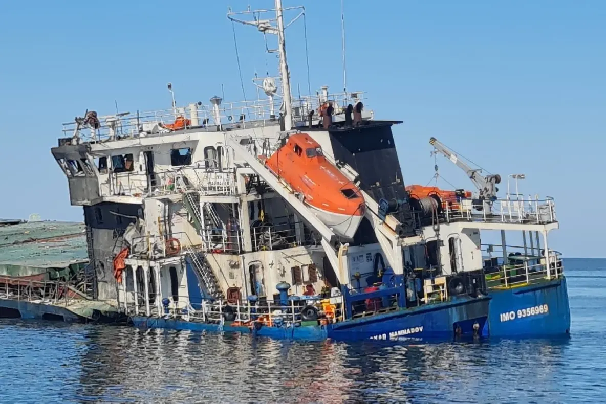 Imagini aeriene dramatice cu nava sub pavilion turcesc lovită de o dronă în Marea Neagră. Vasul se scufundă, bilanț tragic: 2 morți și 11 răniți - VIDEO