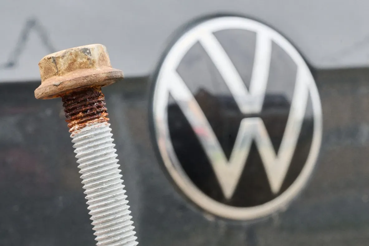 Măsuri disperate la Volkswagen. Gigantul auto pregătește înghețarea salariilor pentru 660.000 de angajați până în 2030. Bonusurile și beneficiile, în pericol