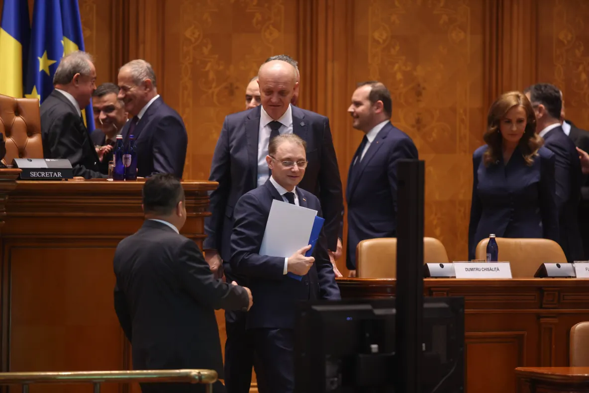 Guvernul Luca Niculescu a primit votul de învestitură, cu 280 de voturi "pentru", după mai bine de 5 luni de interimat