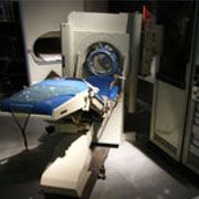 Femeie uitată în tomograf