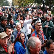 Zeci de oameni  în pelerinaj la stadionul Trivale din Piteşti