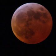 La noapte are loc o eclipsă totală de lună, ultima până în 2011