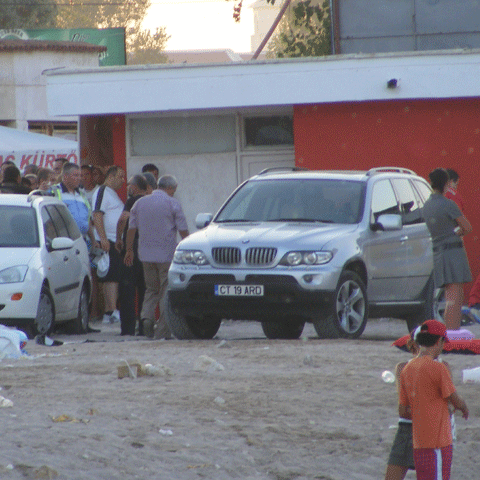 Pe plajele din România se trage cu pistolul, se fac raliuri cu motoscutere, iar turiştii sunt loviţi de maşină sau de ski-jet. Povesteşte-ne şi tu cum ţi-au stricat şmecherii de bani gata concediul!