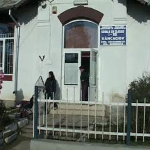 O învăţătoare din Dâmboviţa este acuzată că îi bate şi îi terorizează pe elevi