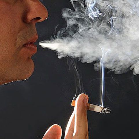 De la 1 ianuarie, românii nu mai pot fuma în spaţiile publice închise