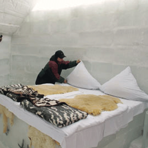 Sute de turişti au petrecut Revelionul la hotelul de gheaţă de la Bâlea Lac