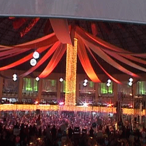 Printre paşi de dans, muzică şi urale de bine, oamenii au uitat de frig 