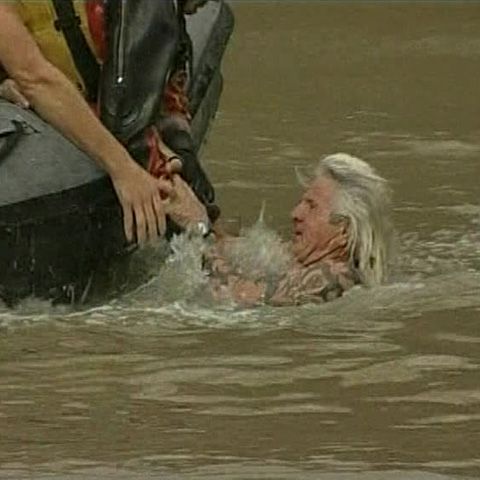 Patru înotători s-au aruncat în apele Tibrului, o tradiţie de Anul Nou, la Roma