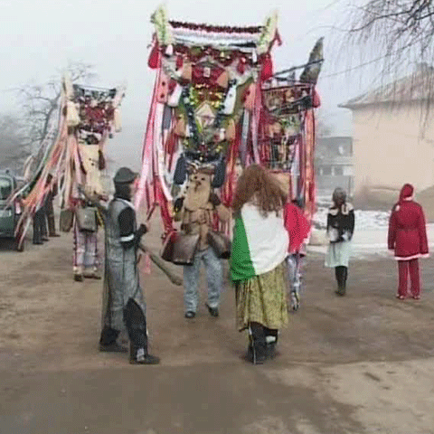 În prima zi a anului, la Păuneşti, în Vrancea, defilează mascaţii 