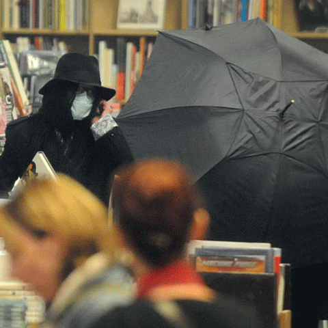 Michael Jackson are nevoie de umbrelă chiar şi în magazine