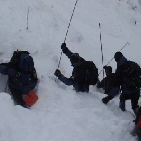 Cei doi tineri care s-au rătăcit în staţiunea Straja, Hunedoara, au fost găsiţi 