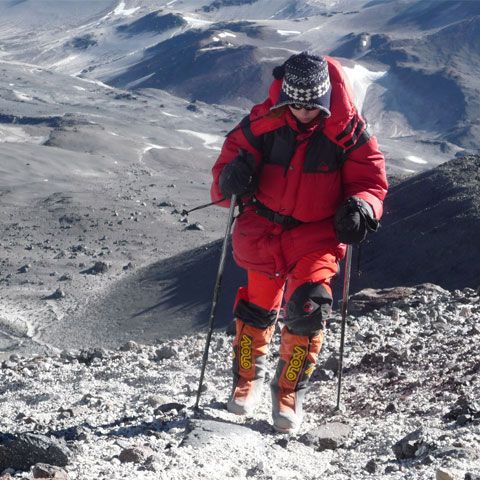 O româncă de 14 ani, cea mai tânără alpinistă care a escaladat cel mai înalt vulcan din lume