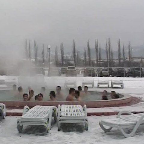 Obiceiul scăldatului iarna, în complexul acvatic din Braşov