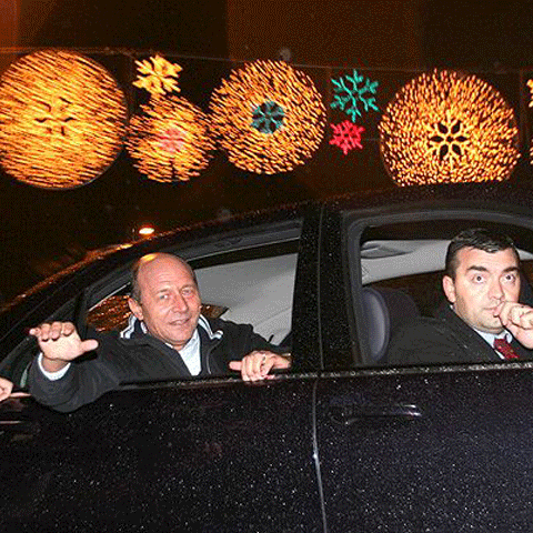 Revista Presei: Serviciile au mutat Revelionul lui Băsescu din Bucureşti