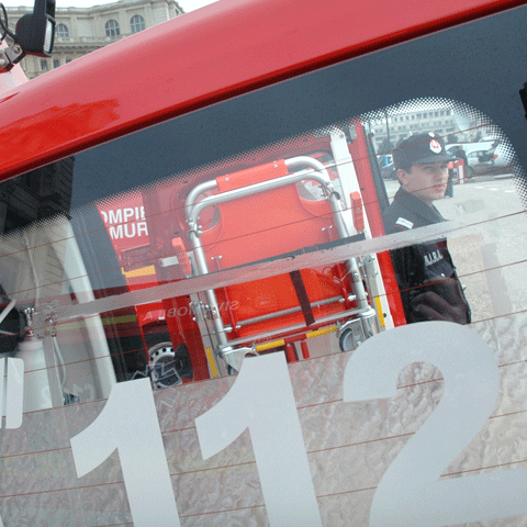 Aproximativ 300 de romi s-au adunat în curtea Spitalului Judeţean Vâlcea 