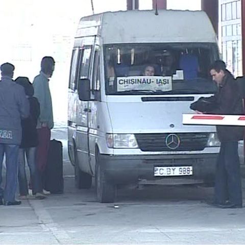 Moldovenii care vin în România pentru a sărbători Crăciunul pe rit vechi au aglomerat vămile din estul ţării