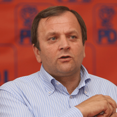 Profesionalismul, competenţa şi spiritul de echipă sunt criteriile de selecţie pentru secretarii de stat desemnaţi de PD-L