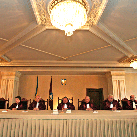 CCR va discuta astăzi sesizarea preşedintelui Băsescu privind Legea caselor naţionalizate