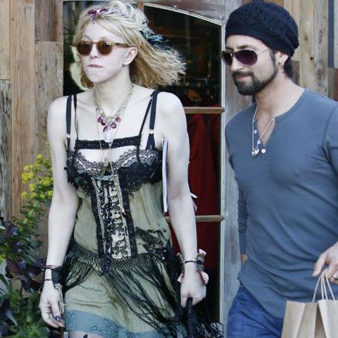 Courtney Love a ieşit pe stradă îmbrăcată ca de Halloween - VEZI GALERIE FOTO