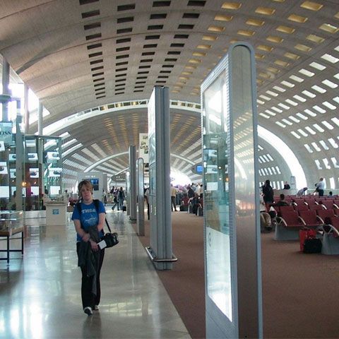 Zeci de români au fost blocaţi într-un avion pe aeroportul din Paris din cauza zăpezii