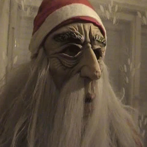 Tinerii din localitatea Chintelnic se maschează şi colindă toate casele 