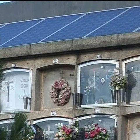 Autorităţile dintr-un oraş spaniol au montat panouri solare în cimitir