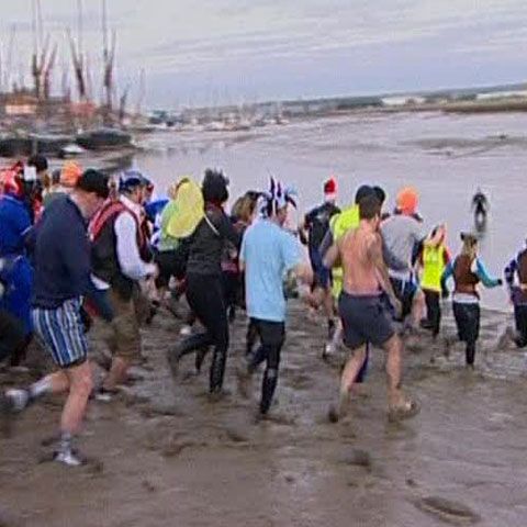În Maldon, Anglia, 240 de persoane au participat la o cursă tradiţională în nămol 