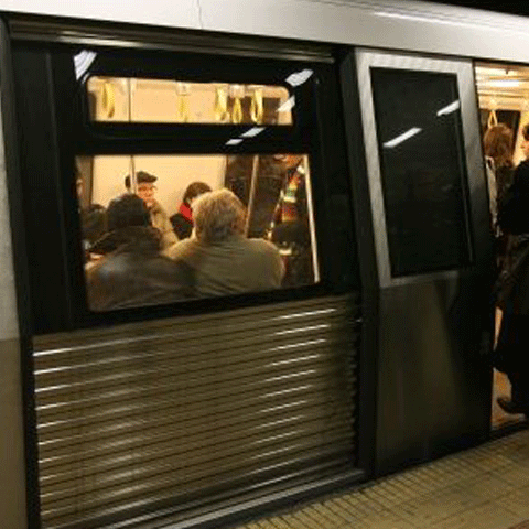Revista Presei: Ferestrele rabatabile aerisesc metroul Capitalei
