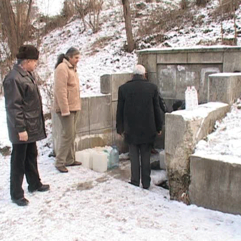 Sute de oameni din Târgu Mureş beau apă din izvoare nepotabile 