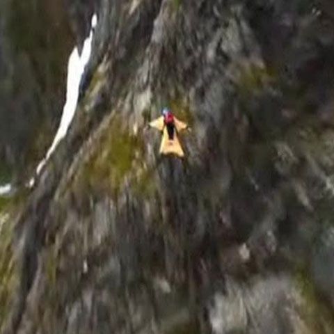 Norvegienii au inventat un nou sport extrem: zborul printre crestele munţilor