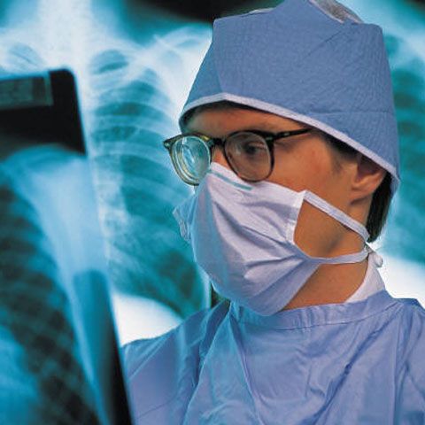 Medicii pensionaţi ar prefera salariile în locul pensiilor, dacă vor fi nevoiţi să aleagă