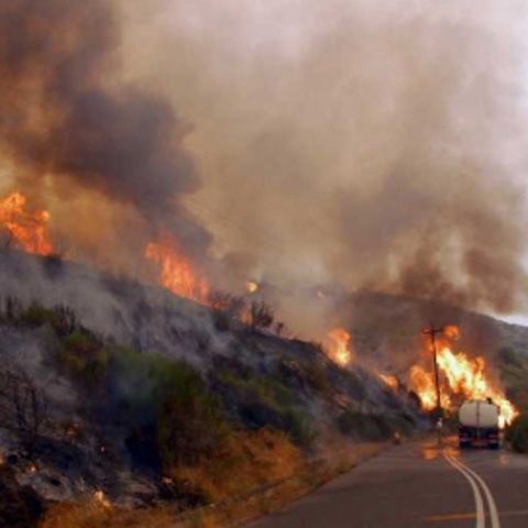 Zeci de mii de persoane au fost evacuate din cauza inundaţiilor şi incendiilor în SUA