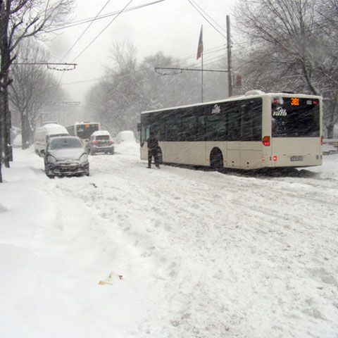  Bucureştenii pot reclama problemele privind deszăpezirea la două numere speciale de telefon