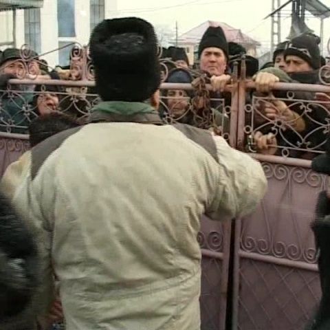 O sută de credincioşi din Rugineşti au protestat în curtea bisericii