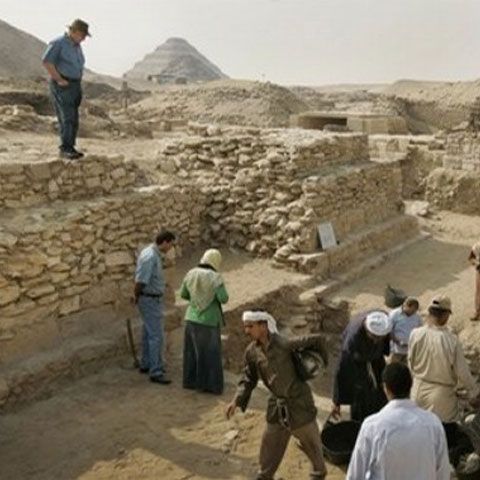 Arheologii egipteni au descoperit mumia unei regine antice