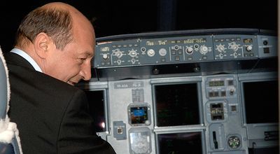 După ce i-a dublat veniturile, Băsescu riscă să-l piardă pe pilotul său preferat, directorul ROMAVIA 