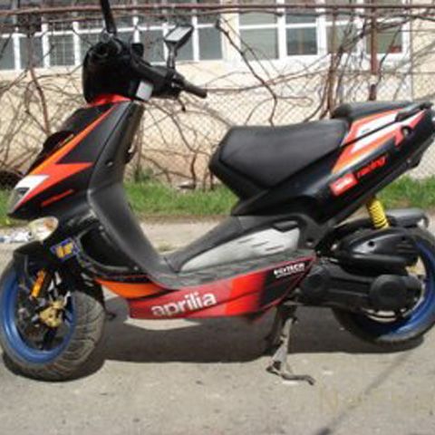 Patru adolescenţi bucureşteni sunt acuzaţi de peste 100 de tâlhării de pe scuter