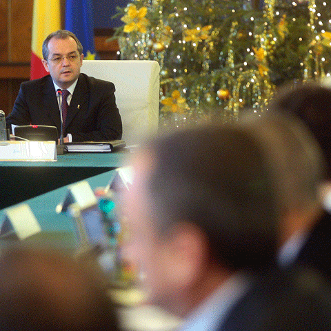 Guvernul invocă o decizie a CCR pentru fundamentarea OUG ce interzice cumulul pensii-salarii