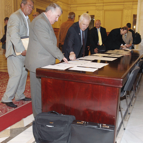 66 de deputaţi vor fi cazaţi în hoteluri de patru stele din Bucureşti, chiar dacă au proprietăţi şi apartamente