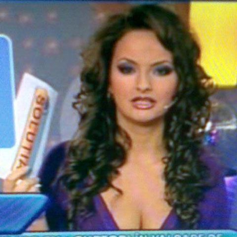 Prezentatoarea concursurilor interactive explică: "nu sunt ultima fată de pe stradă şi nici o curvă"