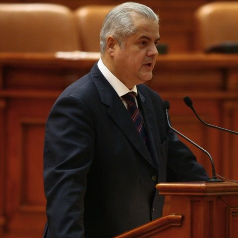 Ordonanţă lui Boc care interzice cumulul salariu-pensie este contestată chiar de unii membri PSD şi PD-L