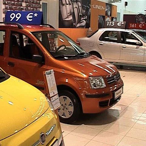Comercianţii auto se întrec în promoţii pentru maşinile noi 