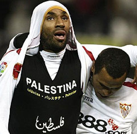 Kanoute, atacantul Sevillei, sancţionat cu 3.000 de euro după ce şi-a manifestat solidaritatea pentru Palestina 