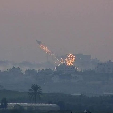 Israelienii s-au adunat să privească raidurile asupra Fâşiei Gaza 
