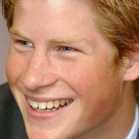 Prinţul Harry s-a filmat în timp ce folosea apelative rasiste, iar premierul britanic îi ia apărarea 